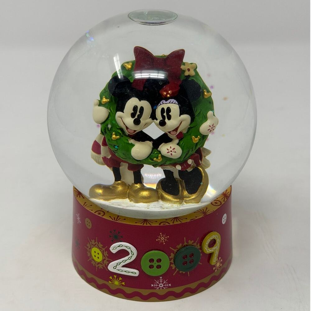 Disney Store 2009 Mickey Mouse and Minnie Mouse holding a Christmas Wreath